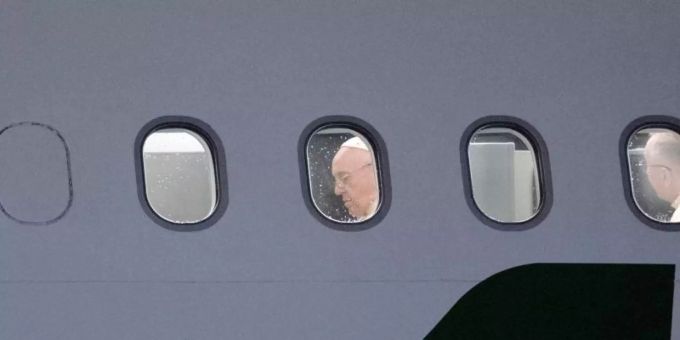 Papst Franziskus vor dem Abflug nach Thailand. Foto: Alessandra Tarantino/AP/dpa Papst Franziskus vor dem Abflug nach Thailand. Foto: Alessandra Tarantino/AP/dpa