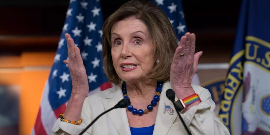 Nancy Pelosi, Sprecherin des US-Repräsentantenhauses, spricht im Rahmen der öffentlichen Anhörung in den Impeachment-Ermittlungen gegen US-Präsident Trump mit Journalisten.