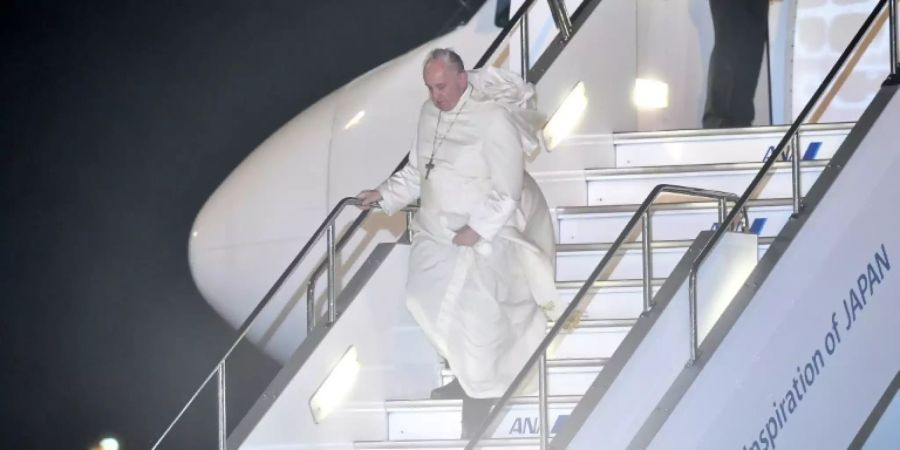 Papst Franziskus steigt in Tokio aus dem Flugzeug
