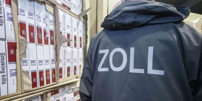 Zollbeamter mit Schmuggelzigaretten