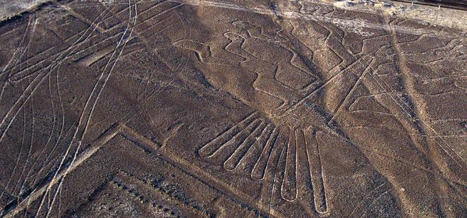 Der Panamerican Highway durchquert die Figuren und geometrischen Formen der Nazca-Linien bei Nazca im Süden Perus. Die Autobahn wurde 1937 gebaut, bevor dieser Abschnitt der Linien entdeckt wurde. Die Linien sind zu gross, um vom Boden aus wahrgenommen zu werden, sondern nur aus der Luft zu sehen. Nasca Peru