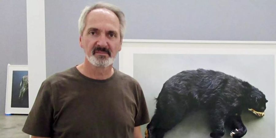 Thomas Struth vor einem seiner Tierbilder im Guggenheim-Museum. Foto: Sabine Glaubitz/dpa