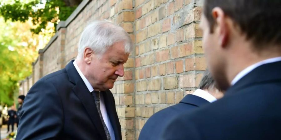 Seehofer am Donnerstag vor Synagoge in Halle