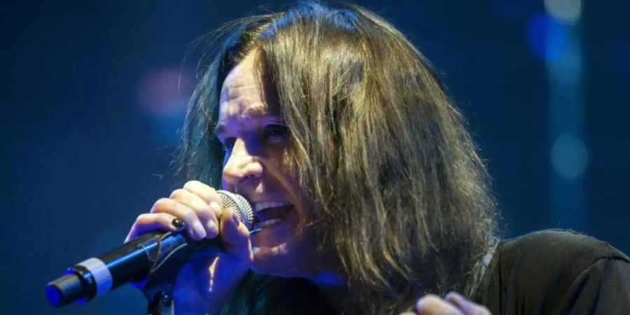 Ozzy Osbourne muss sich noch schonen. Foto: Balazs Mohai/MTI/epa/dpa