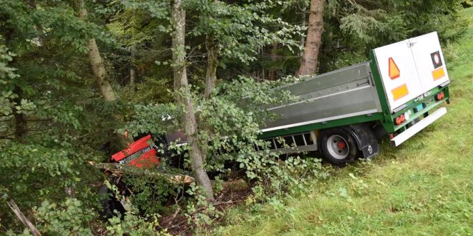 Traktor mit Anhänger rollt Abhang hinunter Traktor mit Anhänger rollt Abhang hinunter
