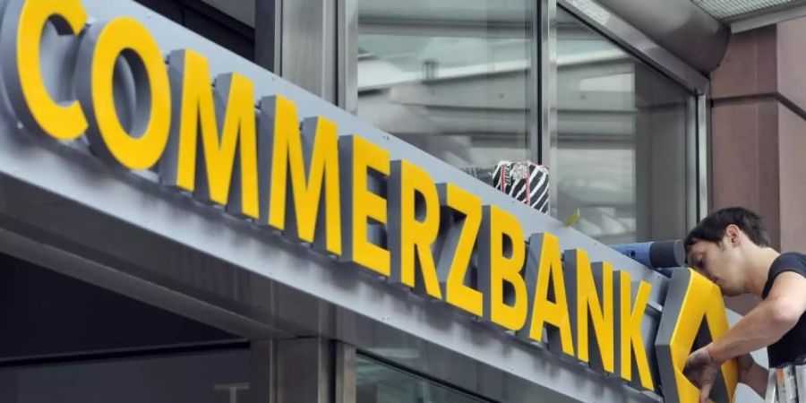 Die Commerzbank will sich mit harten Einschnitten gegen Zinstief und Ertragsschwäche stemmen. Foto: Marius Becker