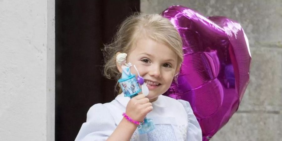 Prinzessin Estelle von Schweden hat sich ein Bein gebrochen und trägt jetzt einen Gips. Foto: Patrick van Katwijk/dpa