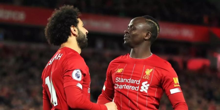 Wurde Afrikas Fussballer des Jahres: Sadio Mané (r) mit seinem Liverpooler Teamkollegen und Vorjahressieger Mohamed Salah. Foto: Peter Byrne/PA Wire/dpa
