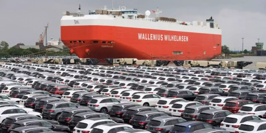 Neuwagen zur Verladung in Bremerhaven