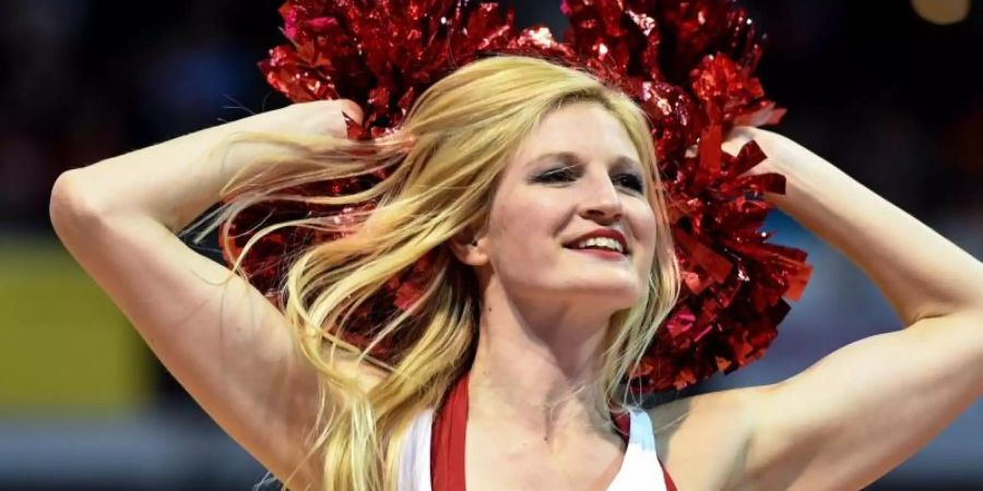 Die FCB-Cheerleader unterhalten die Fans der Bayern-Basketballer. Foto: Sven Hoppe