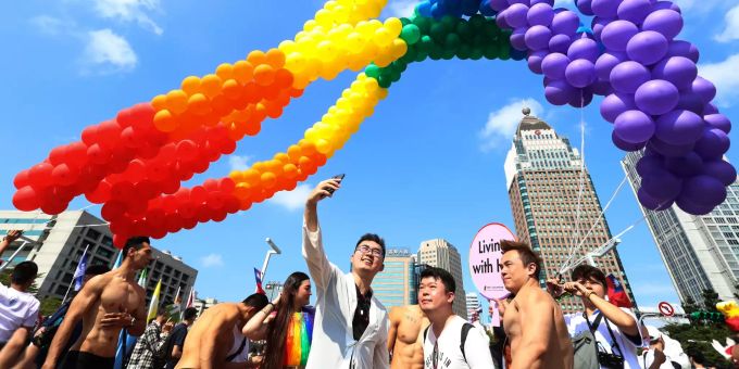 Teilnehmer der jährlichen Gay Pride in Taiwan machen heute Samstag ein Selfie. Taiwan