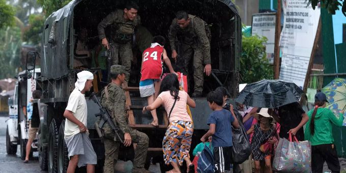 Soldaten evakuieren Menschen vor dem Eintreffen von Taifun «Kammuri». Philippinische Behörden sprachen für Dutzende Provinzen Warnungen aus, darunter auch für die Metropolregion der Hauptstadt Manila, wo der internationale Flughafen nach Angaben des Betreibers am Dienstag vorübergehend geschlossen bleiben soll. Tropischer Wirbelsturm steuert auf Philippinen zu