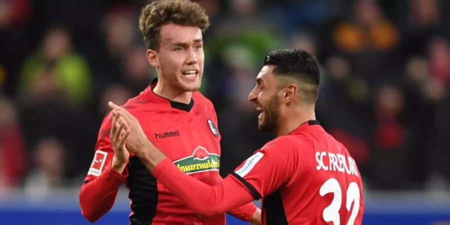 Luca Waldschmidt (l) vom SC Freiburg kann sich vorstellen, in Zukunft für den SC Freiburg zu spielen. Foto: Patrick Seeger/dpa