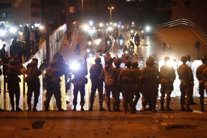 Demonstranten blockieren eine Strasse im Libanon. libanon
