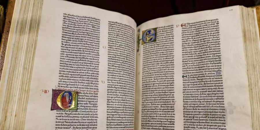 Die Bibel aus Gutenbergs Druckpresse wurde für 1.050.000 Euro versteigert. Foto: Axel Heimken/dpa