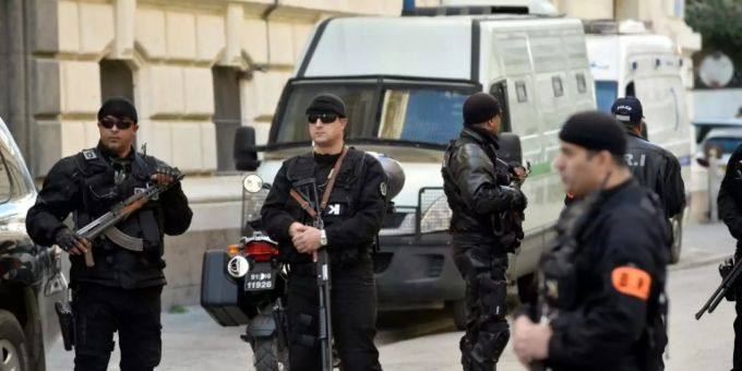 Algier - Lange Haftstrafen für Ex-Regierungschefs in Korruptionsprozess in Algerien