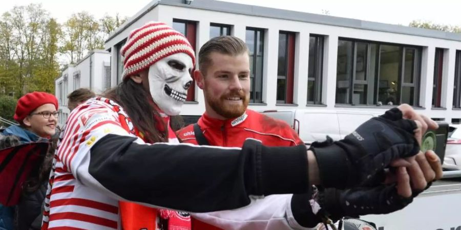 Verkleidet waren beim Kölner Training nur die Anhänger: FC-Keeper Timo Horn macht mit einem Fan ein Selfie. Foto: Roberto Pfeil/dpa