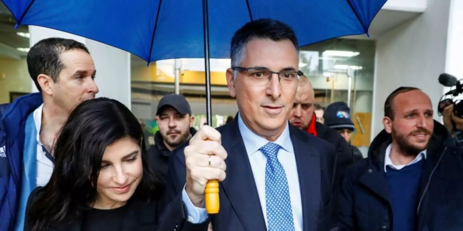 Netanjahus Herausforderer Saar nach seiner Stimmabgabe