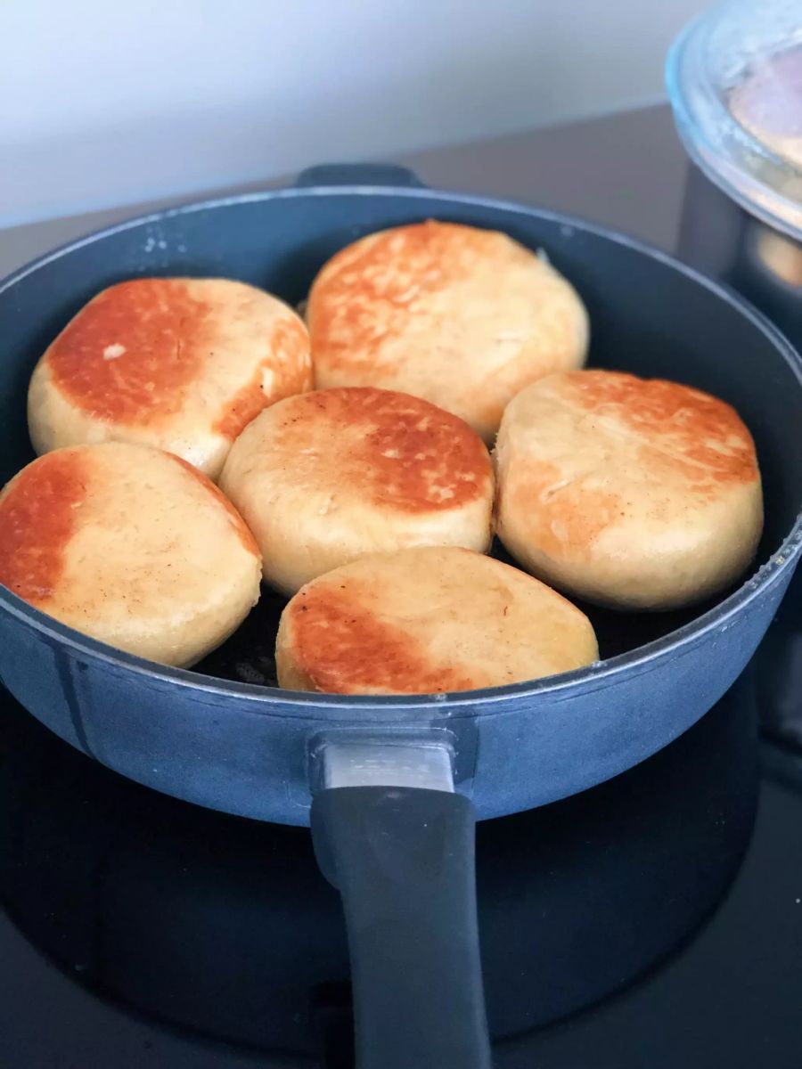 Dampfnudeln schön braun gebraten.