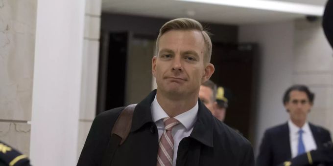 David Holmes soll ein Telefonat Trumps überhört haben. Die Inhalte des Telefonats würden die Vorwürfe gegen Trump bestätigen. Trump Diplomat