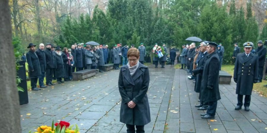 Kramp-Karrenbauer auf dem Jüdischen Friedhof