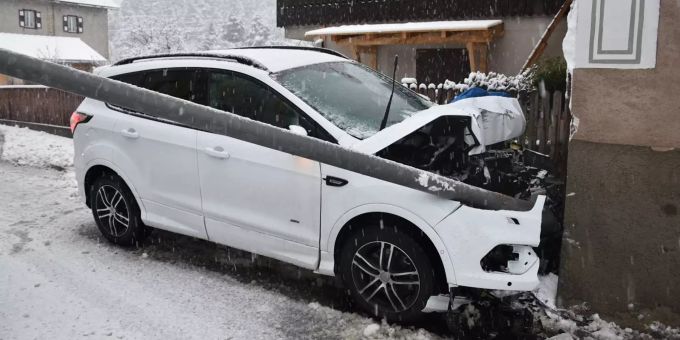 Selbstunfall auf schneebedeckter Strasse Selbstunfall auf schneebedeckter Strasse