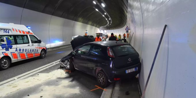 Kollision zweier Autos in Tunnel Kollision Tunnel