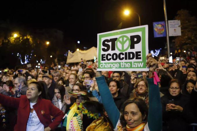 Tausende von Menschen nehmen während der COP25 U.N. Klimakonferenz 2019 an einer Demonstration für das Klima teil. Die Demonstranten wollen damit verantwortliche Politiker zu mehr Engagement im Kampf gegen die globale Erderwärmung aufrufen. Demonstration Madrid Klima
