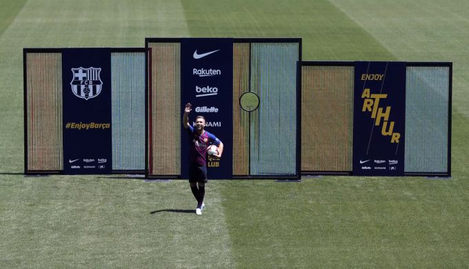 Arthur winkt bei seiner Präsentation im Camp Nou in die Menge. Arthur