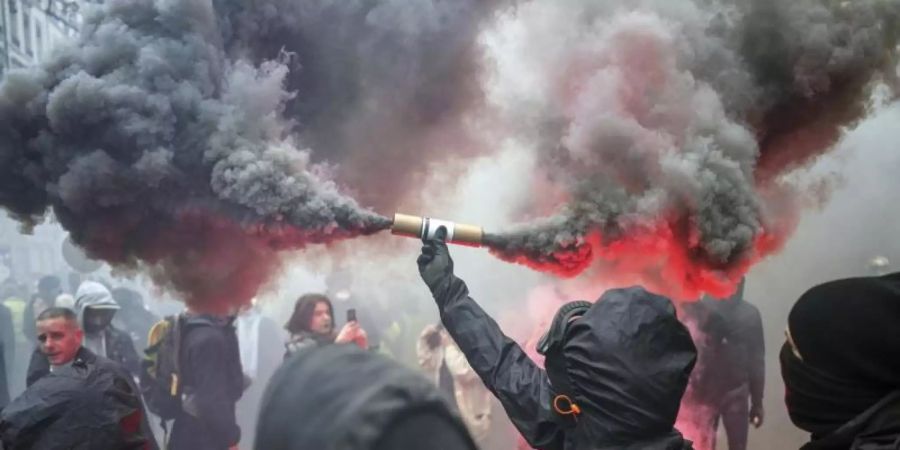 Seit knapp zwei Wochen haben die Streiks und Massenproteste Frankreich und vor allem die Hauptstadt fest im Griff. Foto: Laurent Cipriani/AP/dpa