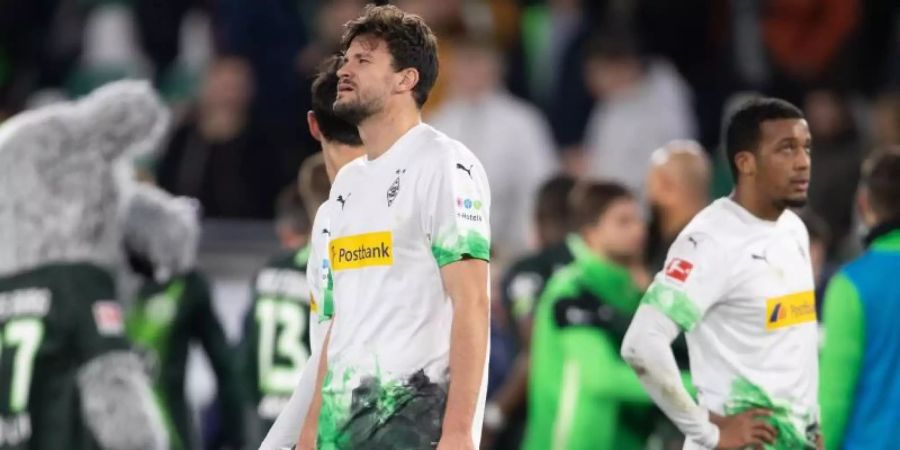 Mönchengladbachs Spieler stehen nach der bitteren Niederlage in Wolfsburg enttäuscht auf dem Platz. Foto: Swen Pförtner