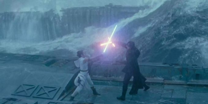 Rey (Daisy Ridley, l) kämpft gegen Kylo (Adam Driver). The Walt Disney Company