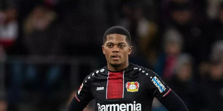 Bedient: Leverkusens Leon Bailey nach seiner Roten Karte gegen Köln. Foto: Marius Becker/dpa
