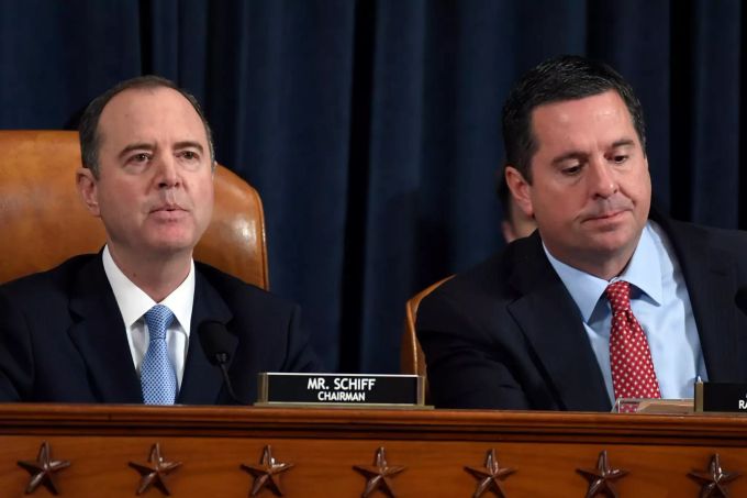 Adam Schiff (links), Vorsitzender des Geheimdienstausschusses und Leiter der laufenden Ermittlungen gegen US-Präsident Trump, und Devin Nunes (rechts), Mitglied des Repräsentantenhauses. Amtsenthebungsverfahren in den USA