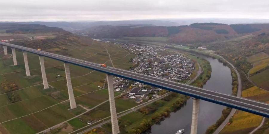 Die 1700 Meter lange Hochmoselbrücke überspannt das Tal in einer Höhe von 160 Metern. Foto: Thomas Frey/dpa