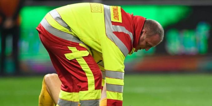 Eintracht Torhüter Kevin Trapp wird in Berlin von einem Sanitäter behandelt. Foto: Tom Weller Eintracht Torhüter Kevin Trapp wird in Berlin von einem Sanitäter behandelt. Foto: Tom Weller