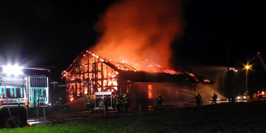Lagergebäude in Brand.