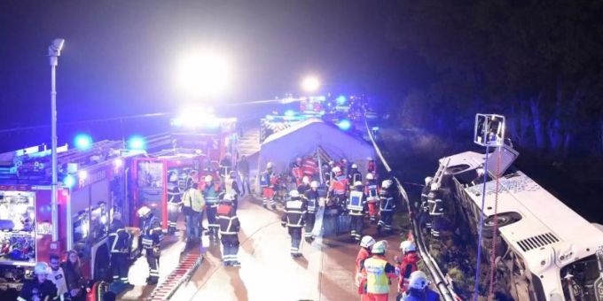 Der Bus war von der Fahrbahn abgekommen, mit der Leitplanke kollidiert und auf die Seite gekippt. Foto: Daniel Bockwoldt/dpa Der Bus war von der Fahrbahn abgekommen, mit der Leitplanke kollidiert und auf die Seite gekippt. Foto: Daniel Bockwoldt/dpa