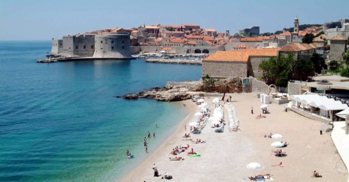 Ein Strand bei Dubrovnik in Kroatien. Kroatien