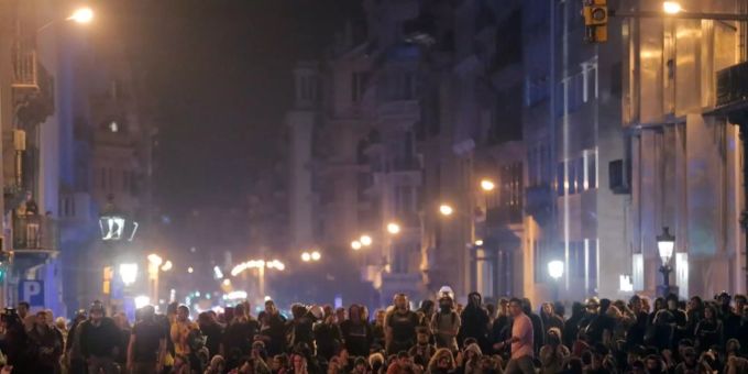 Demonstranten in Barcelona am Samstagabend Demonstranten in Barcelona am Samstagabend