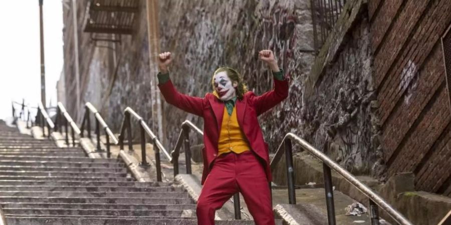 Immer mehr Touristen wollen die Treppe aus dem Film «Joker» sehen und fotografieren. Die Anwohner finden das nur mässig angenehm. Foto: Niko Tavernise/Warner Bros. Pictures/dpa