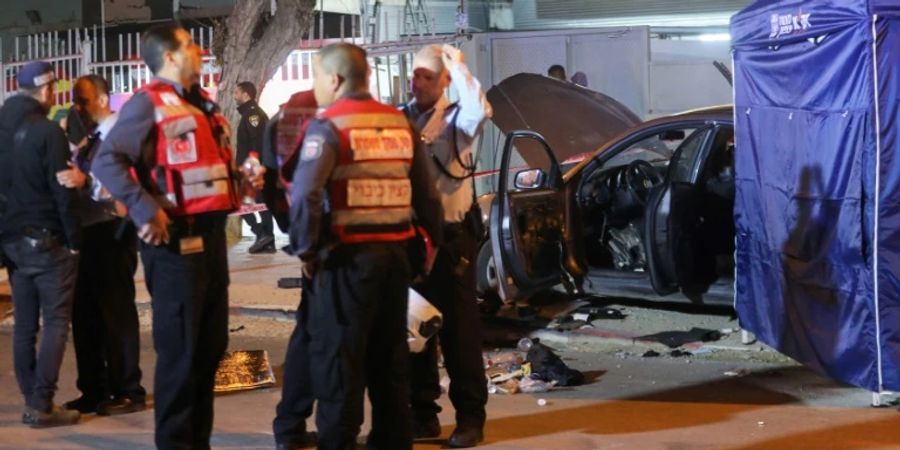 Sicherheitskräfte am Orts des Angriffs in Hadera