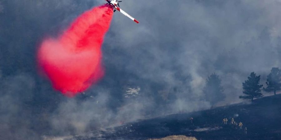 Feuerwehr-Flugzeug im Einsatz