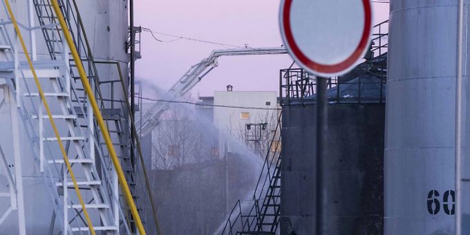 Feuerwehrleute spritzen das Gelände um ein Tanklager in einem Industriegebiet am nordöstlichen Stadtrand von der westukrainischen Stadt Lwiw ab, das nach dem ersten Einschlag russischer Raketen getroffen wurde. Foto: Nariman El-Mofty/AP/dpa Feuerwehrleute spritzen das Gelände um ein Tanklager in einem Industriegebiet am nordöstlichen Stadtrand von der westukrainischen Stadt Lwiw ab, das nach dem ersten Einschlag russischer Raketen getroffen wurde. Foto: Nariman El-Mofty/AP/dpa