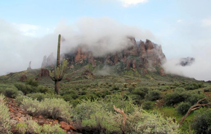 Tief hängende Winterwolken umarmen einen Teil des Superstition Mountain im Lost Dutchman State Park in Apache Junction, Ariz. Ein Wanderer, der auf einem Gipfel in den Superstition Mountains östlich von Phoenix zeltete, wurde tot aufgefunden. Dies, nachdem der 21-Jährige ein Selfie machen wollte. Selfie
