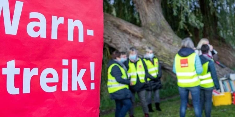 Mitglieder der Gewerkschaft Verdi beim Warnstreik (2020). Foto: Jens Büttner/dpa-Zentralbild/dpa