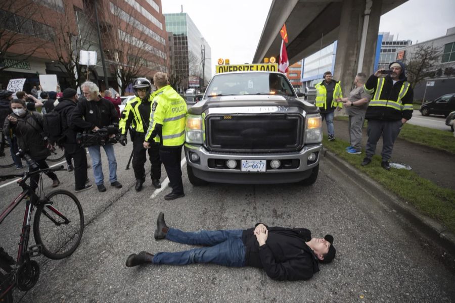 Dabei legen sich die Gegendemonstranten in Vancouver auch immer wieder vor die Lastwagen auf die Strasse.