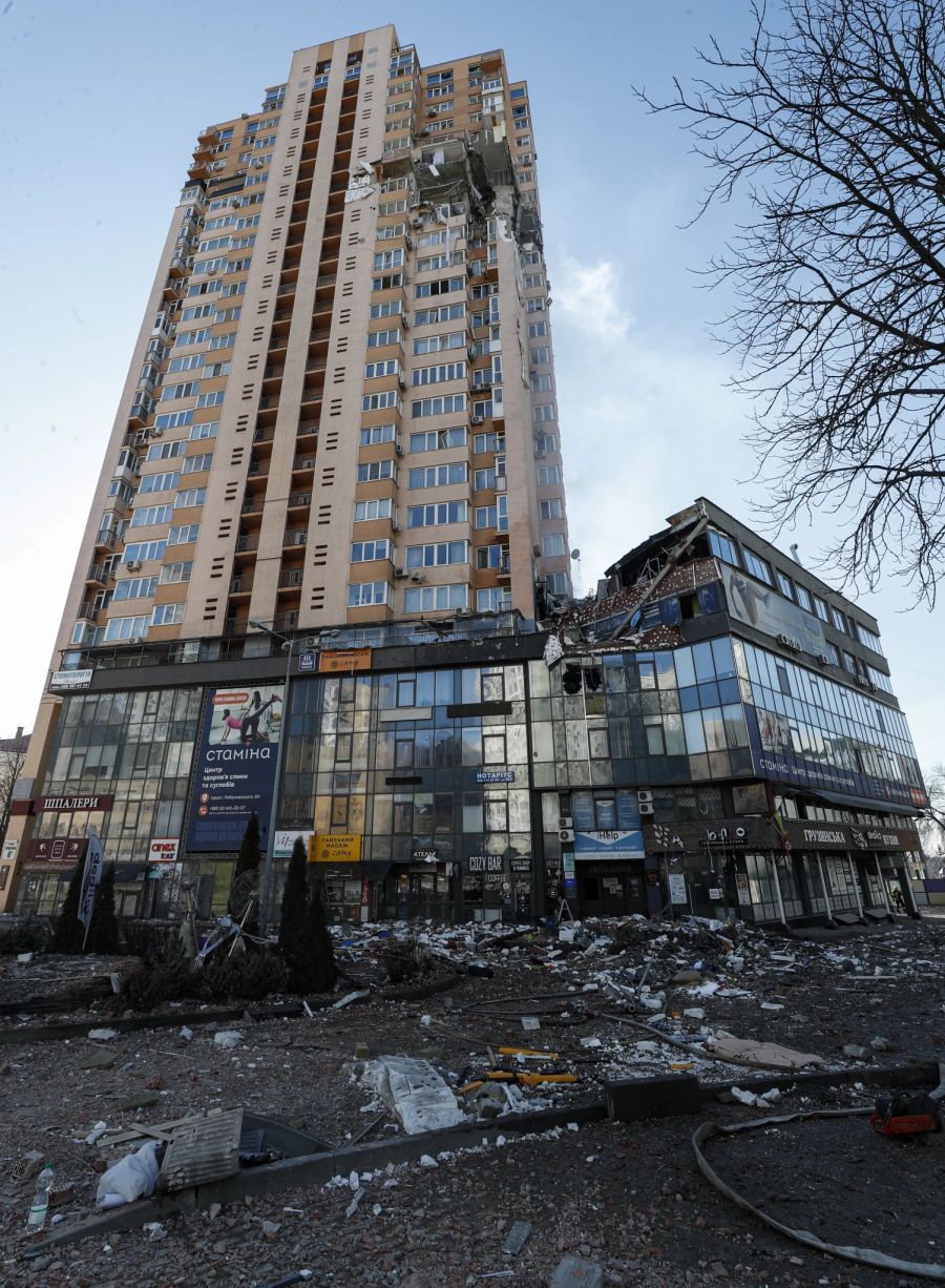 Blick auf das beschädigte Hochhaus am 26. Februar 2022.