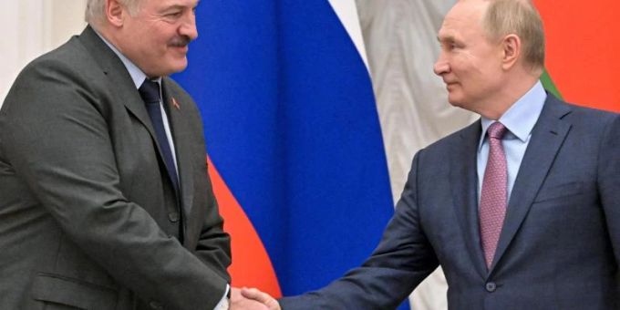 Der belarussische Präsident Alexander Lukaschenko unterstützt seinen russischen Amtskollegen Wladimir Putin. Foto: Sergei Guneyev/Pool Sputnik Kremlin/AP/dpa Der belarussische Präsident Alexander Lukaschenko unterstützt seinen russischen Amtskollegen Wladimir Putin. Foto: Sergei Guneyev/Pool Sputnik Kremlin/AP/dpa