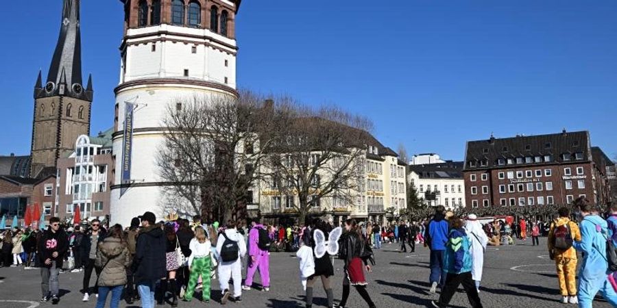 Drei junge Männer sind in der Düsseldorfer Altstadt niedergestochen worden. Foto: Federico Gambarini/dpa